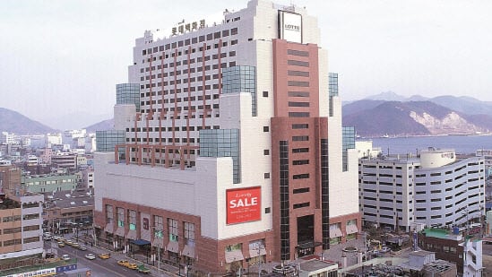 지난 6월 폐점한 롯데백화점 마산점.