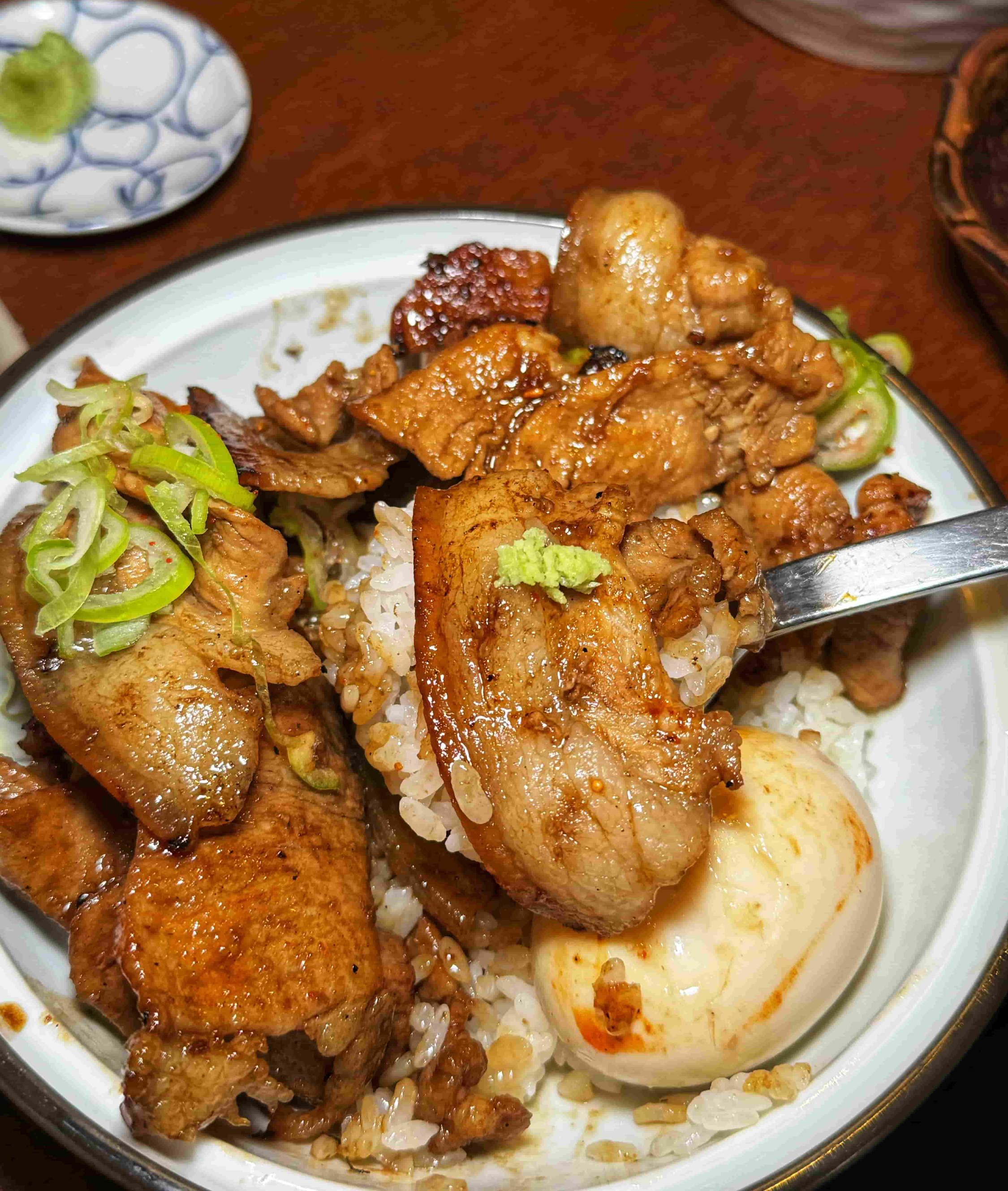 부타동에 고추냉이를 올려서 먹는 사진