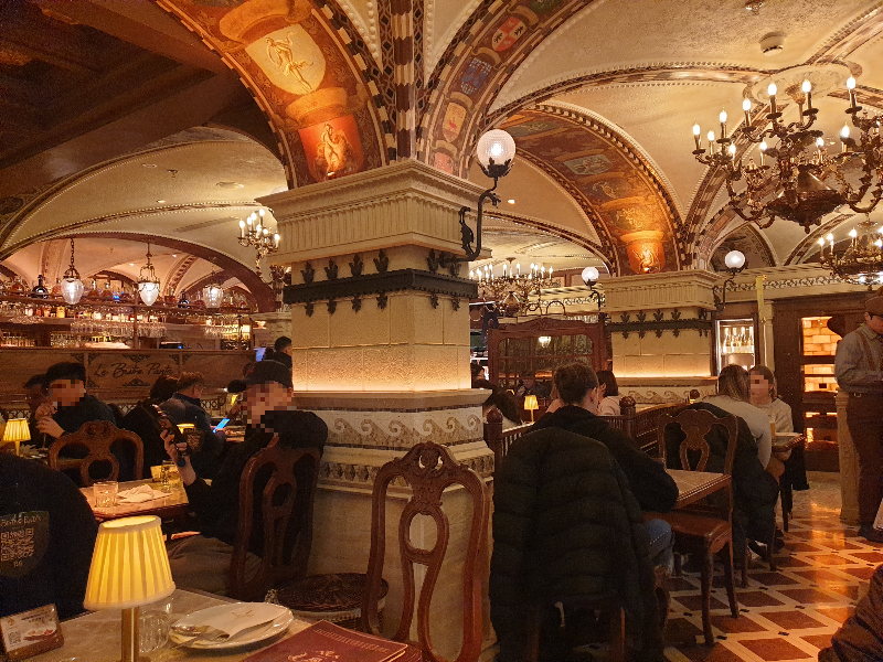 아치형 천장과 클래식한 내부 모습