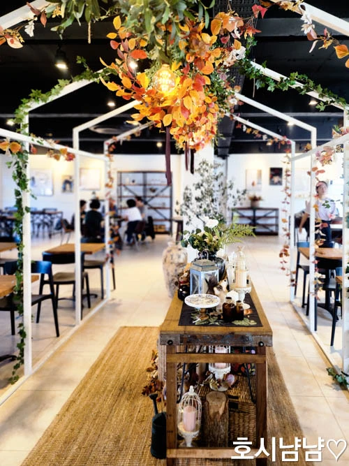 팔당 윈터포레스트1224 인테리어 &ndash; 가을 감성 조명과 식물 장식으로 꾸며진 포토 스폿