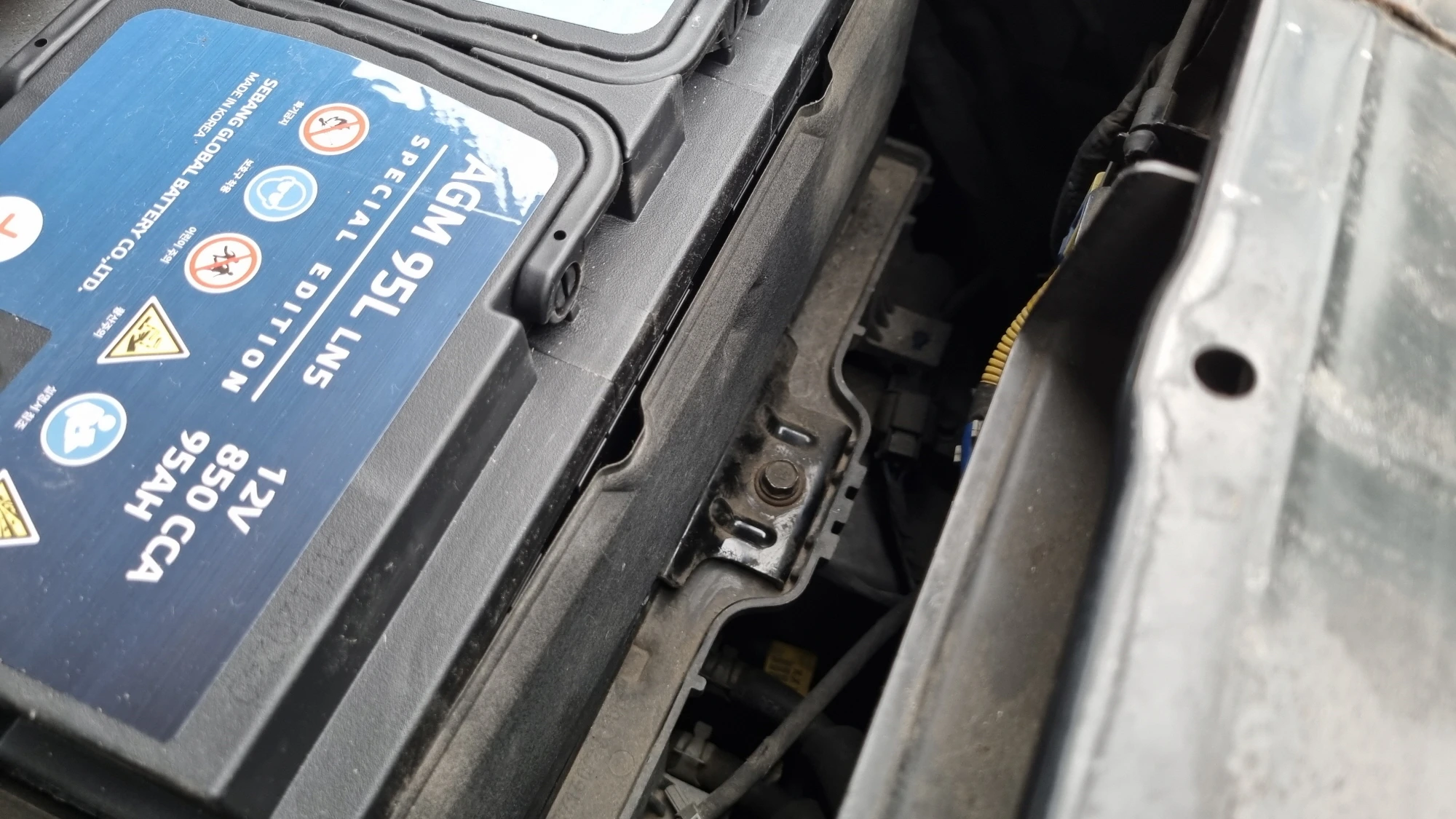 배터리 고정 부품 고정 모습