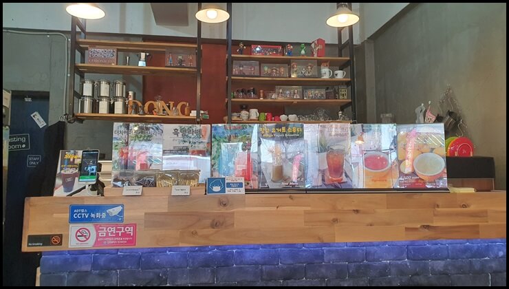 커피숍-카운터-메뉴모습