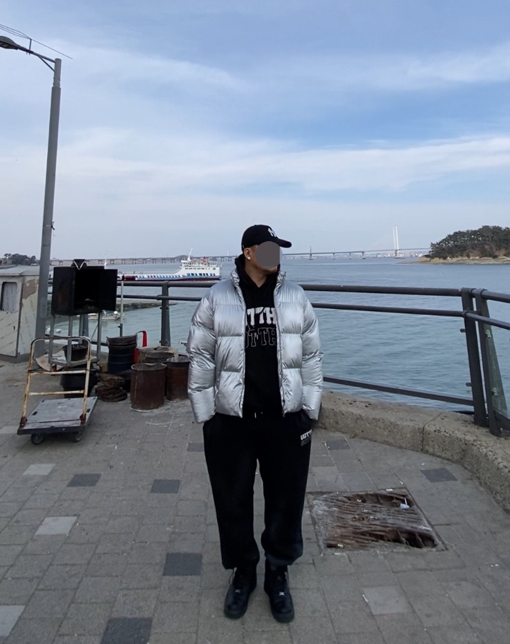 데일리룩('26. 3. 8.)엠엘비 뉴에라 MLB Q핏 볼캡, 무신사스탠다드 메탈릭실버 숏패딩 점퍼, 갓디스 오버핏 후드티, 갓디스 오버핏 트레이닝팬츠, 나이키 덩크하이 올블랙