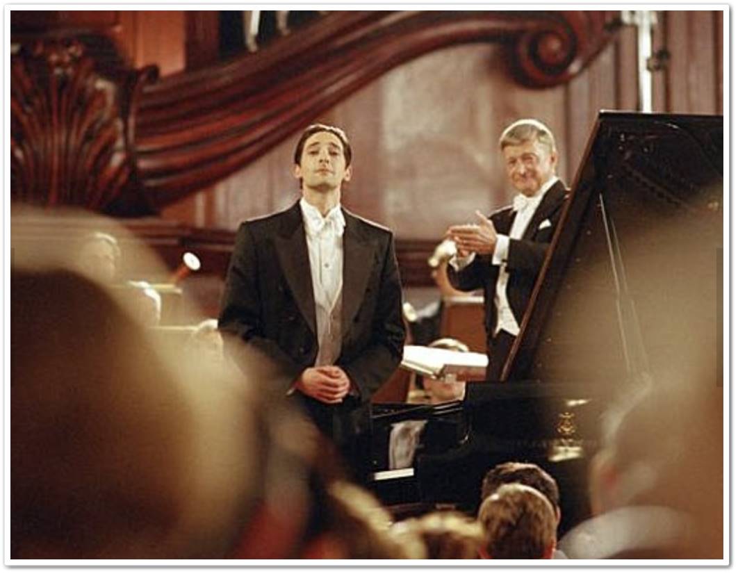 슈필만의 오케스트라 협업 장면