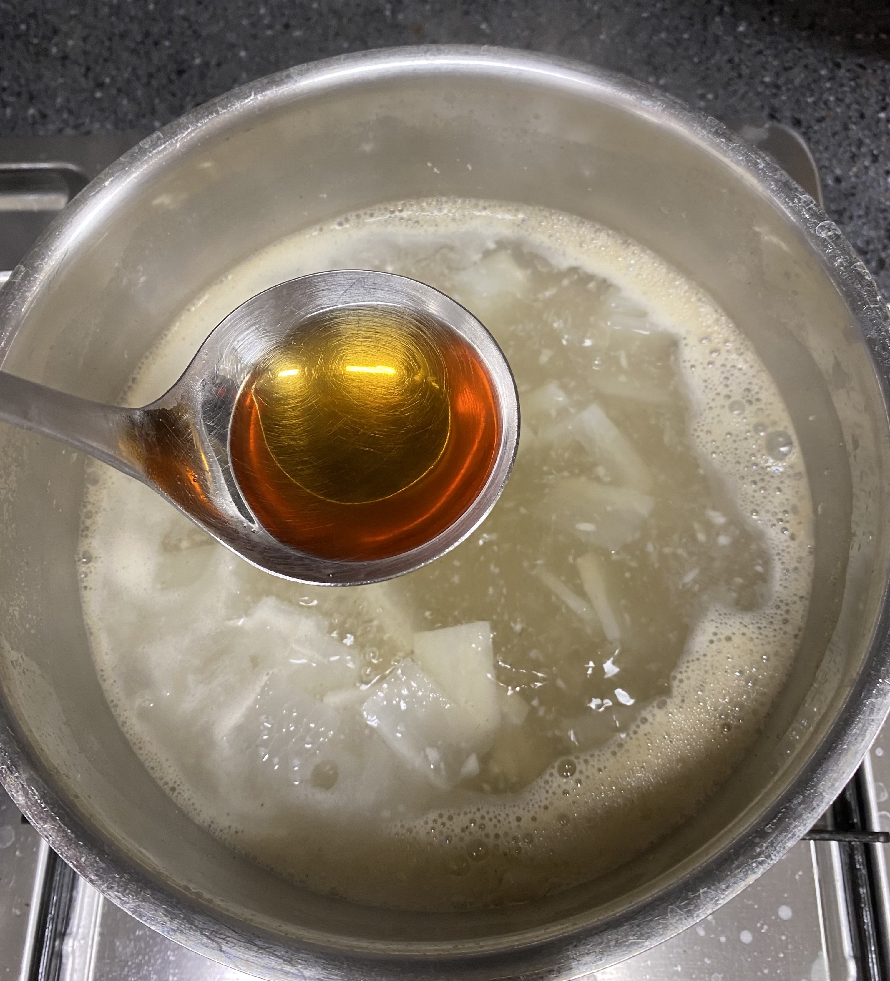 액젓 작은국자에서 살짝 모자른 양 정도 넣어요.