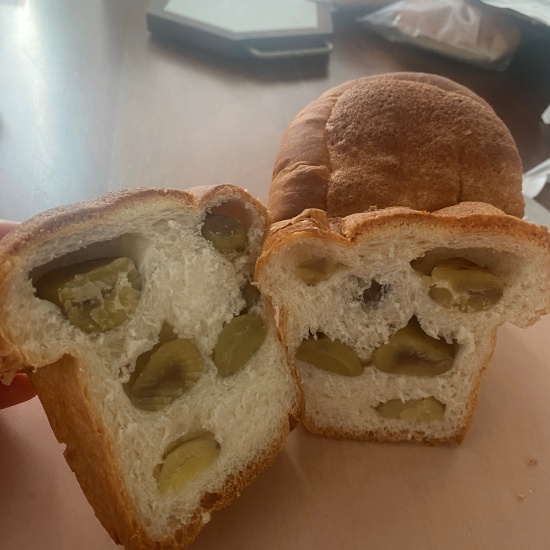 식빵 안에 여러 개의 알밤이 들어가 있습니다.