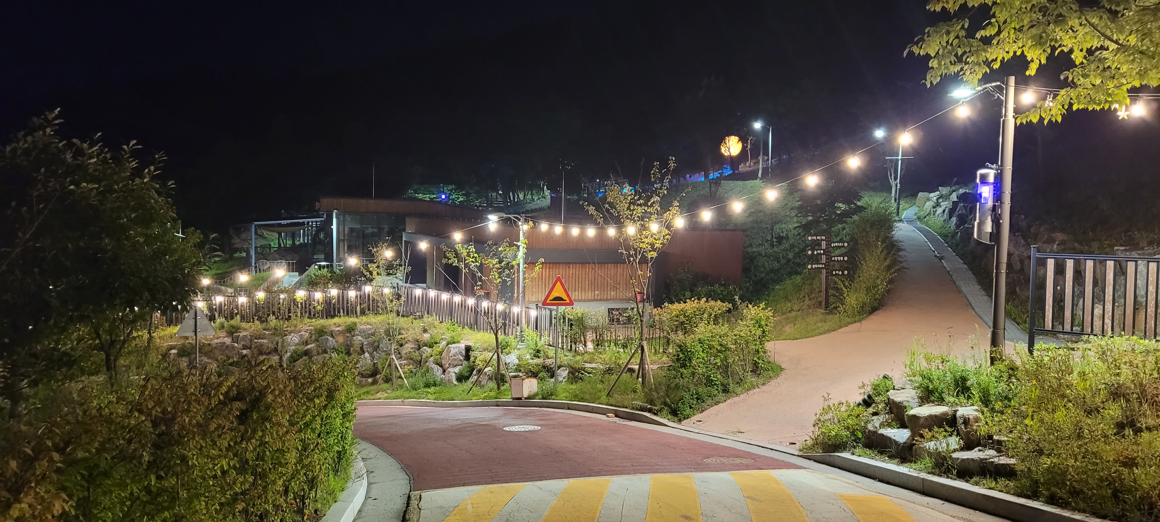 카라반 캠핑장 야경 모습