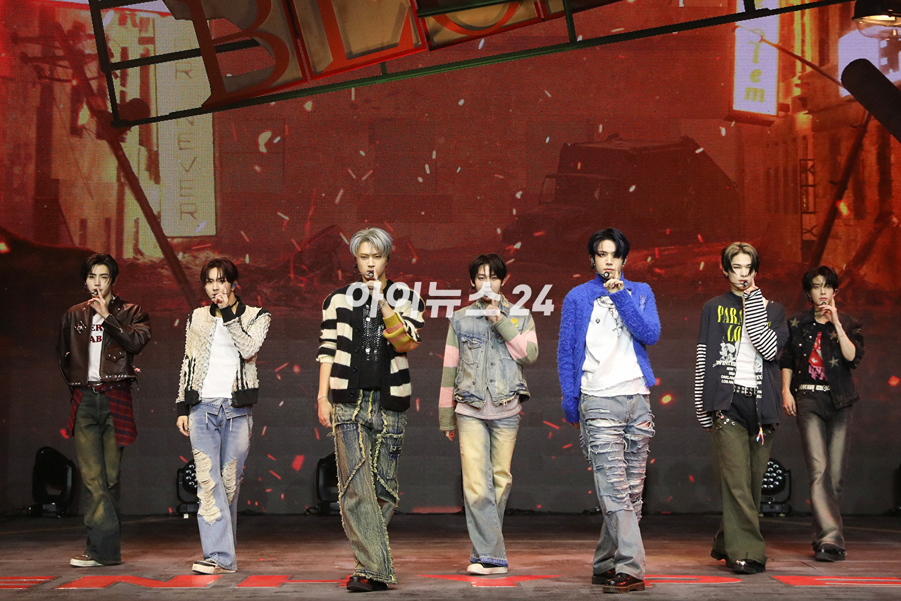 그룹 엔하이픈이 16일 서울 광진구 예스24라이브홀에서 열린 다섯 번째 미니 앨범 &#39;오렌지 블러드&#39; 발매 기념 쇼케이스에서 무대를 펼치고 있다. [사진=빌리프랩]