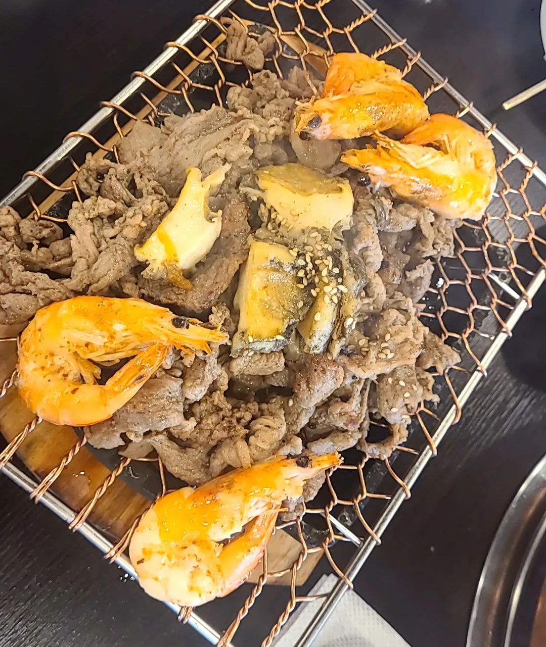 강경불고기성북월곡점-석쇠에올려진-강경돼지불고기-새우4마리-전복4개-깨소금이-뿌려있음