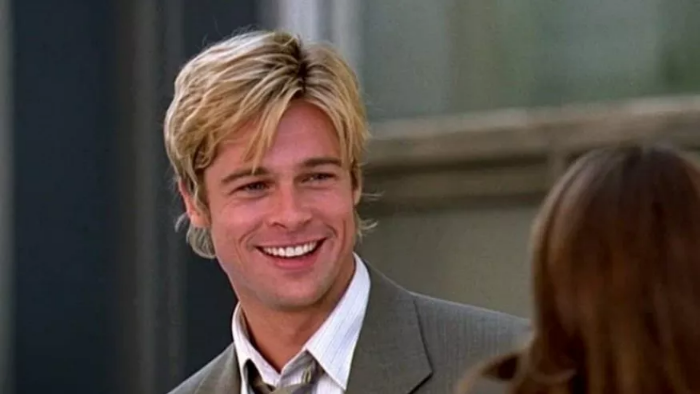 거리에서 만난 남자가 수잔을 보며 웃는 장면