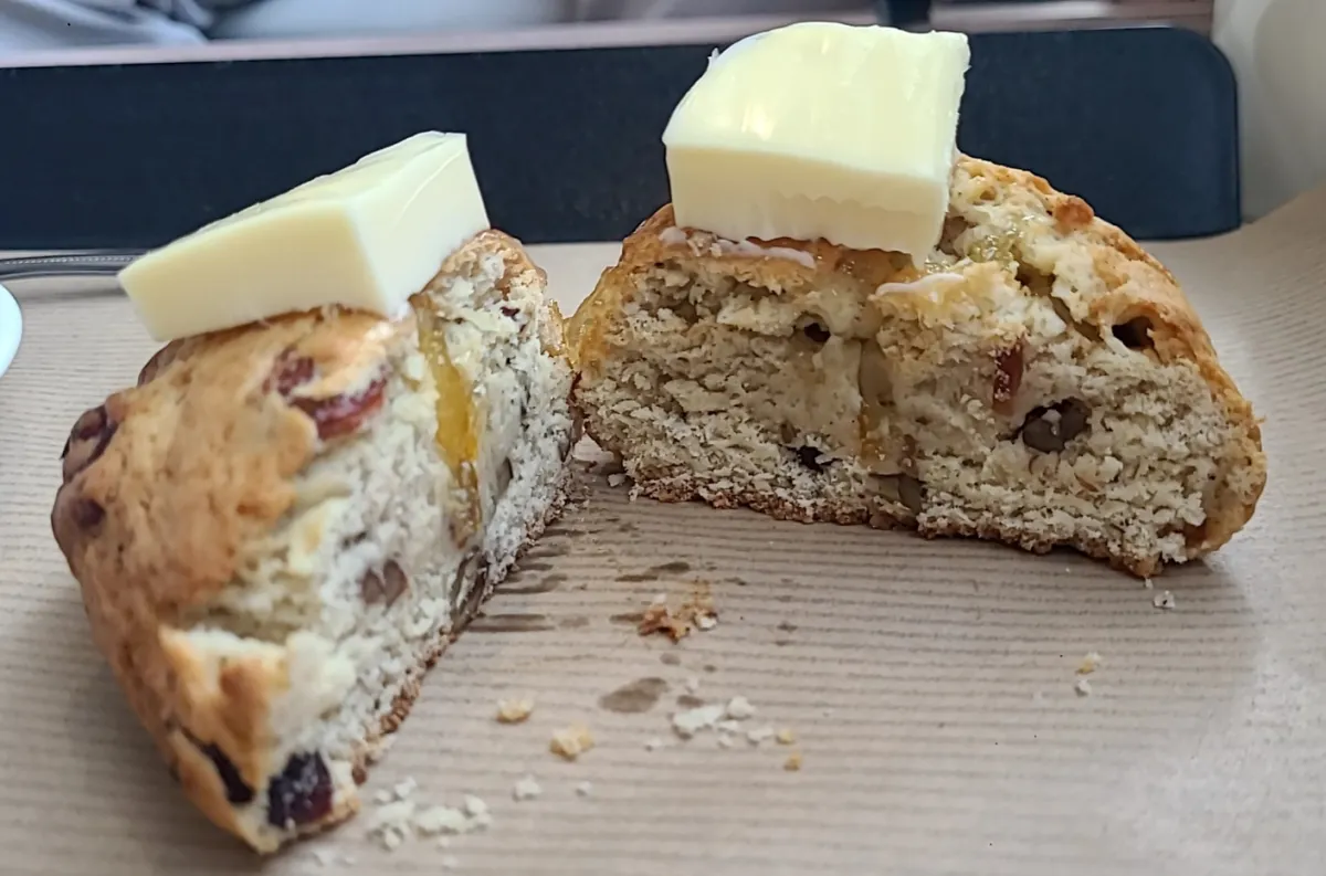 유자스콘-반이잘린모습-스콘위에는-버터조각이-놓여있음