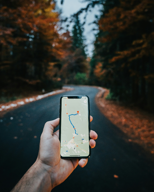 GPS켜고 구글 맵으로 길 찾는 모습. 출처 : Unsplash