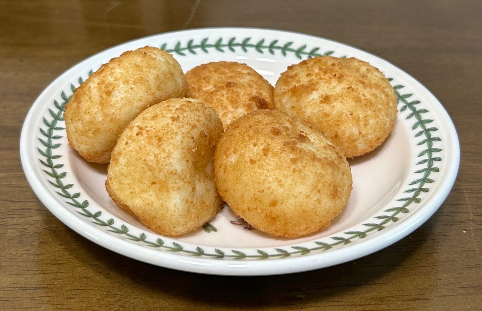 치즈볼을 에어프라이어에 구운 것