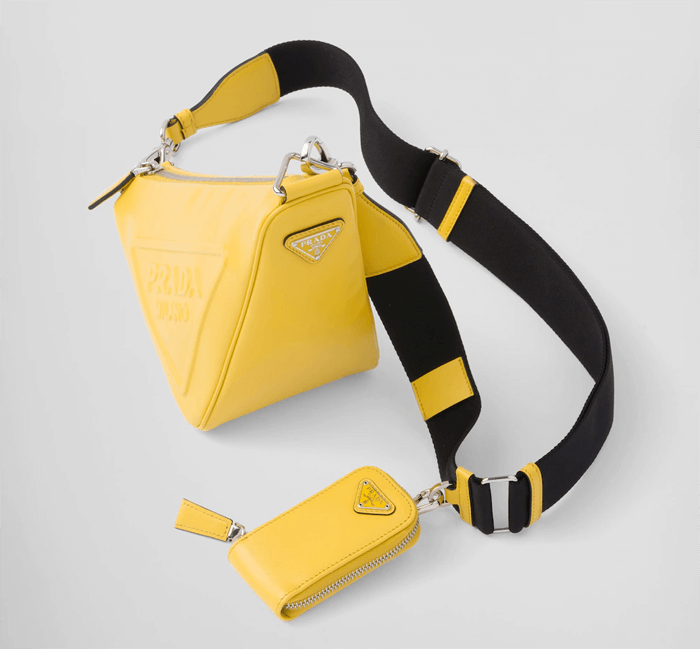 프라다 트라이앵글 숄더백