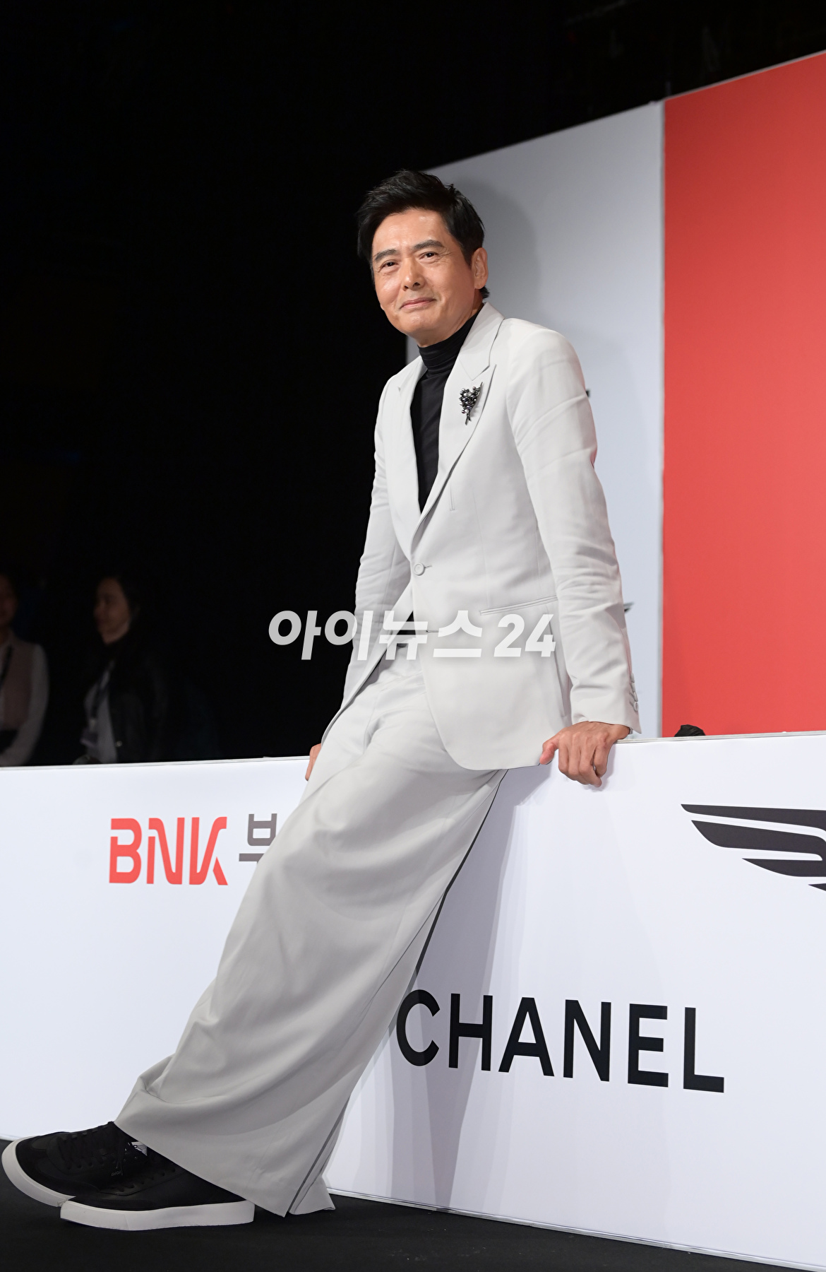 배우 주윤발(저우룬파)이&nbsp;5일 오후 부산광역시 해운대구 우동 KNN타워에서 진행된 제28회 부산국제영화제 공식 기자회견에 참석해 포토타임을 갖고 있다. [사진=정소희 기자]