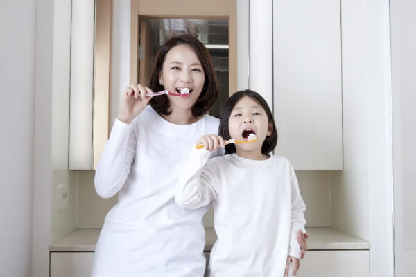 양치하고-있는-모녀