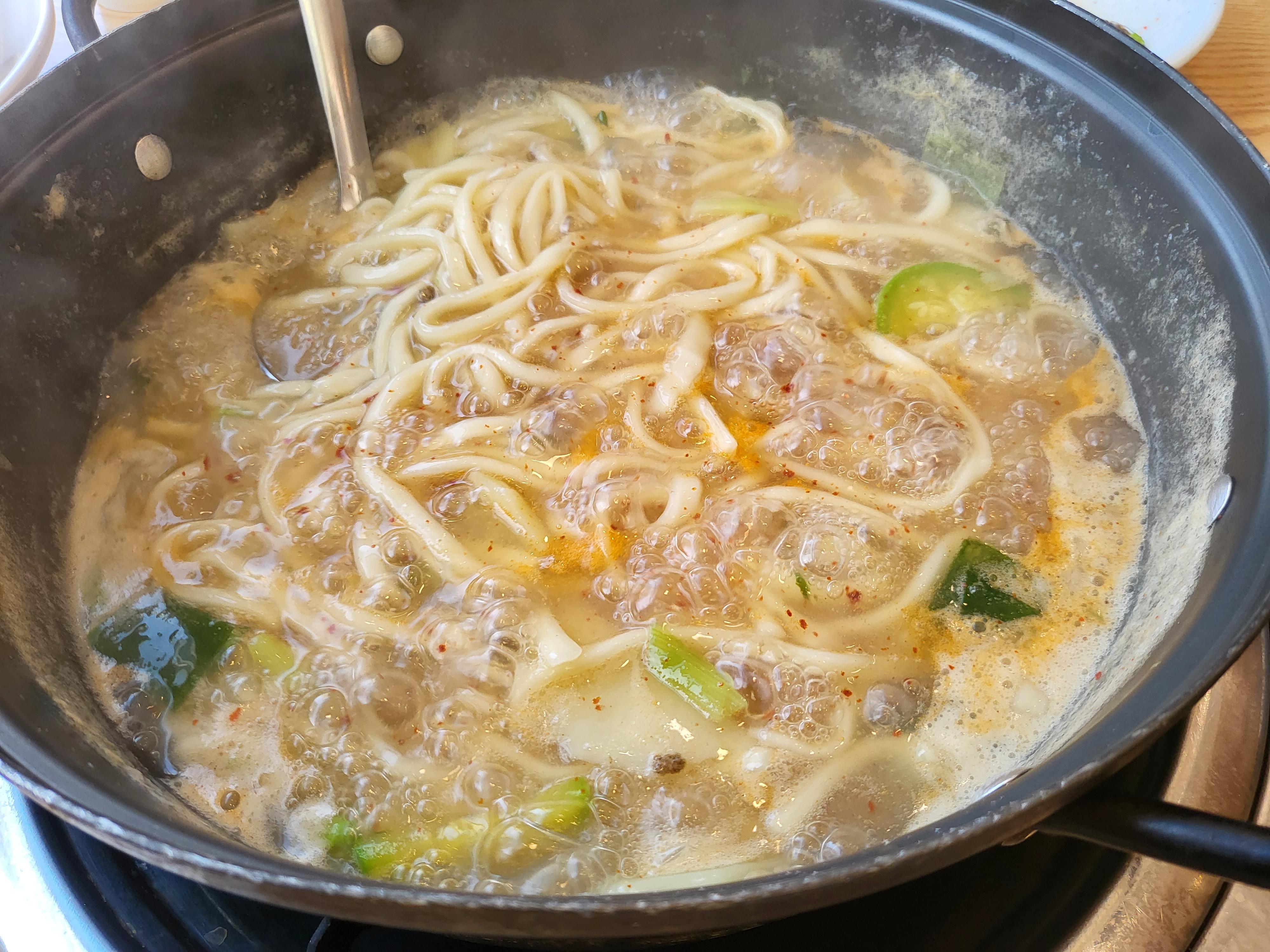 고래 해물 칼국수 - 양념 투하