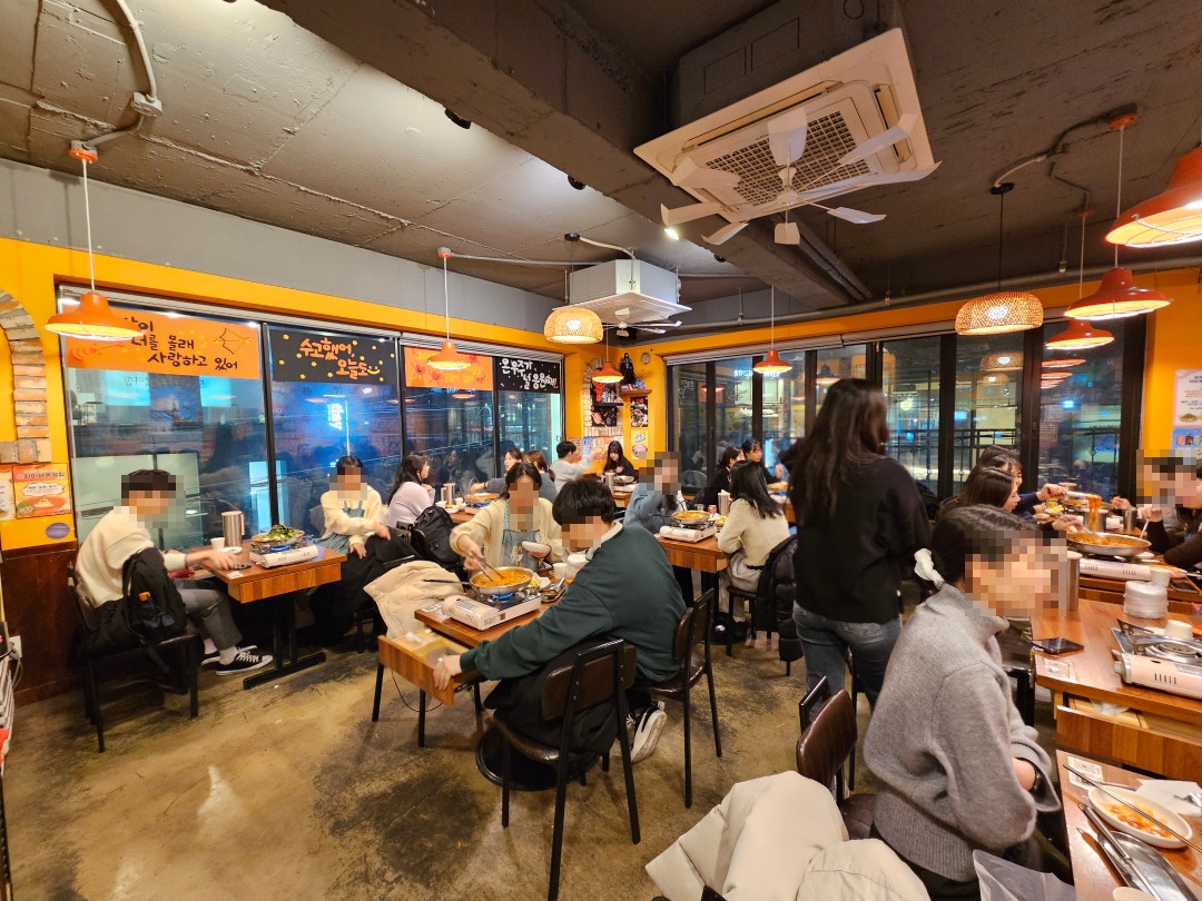 또보겠지 떡뽁이 강남 헬로몽키점 내부