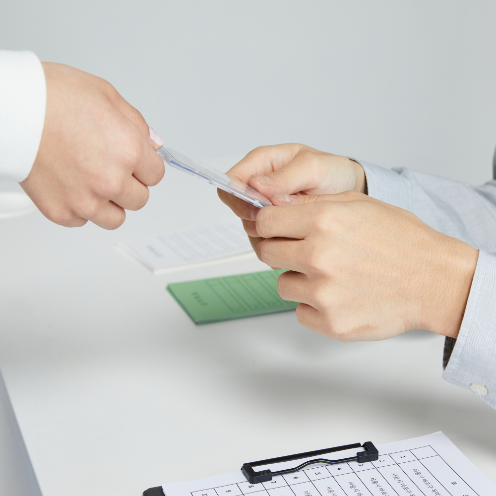 신분증_건네는_모습