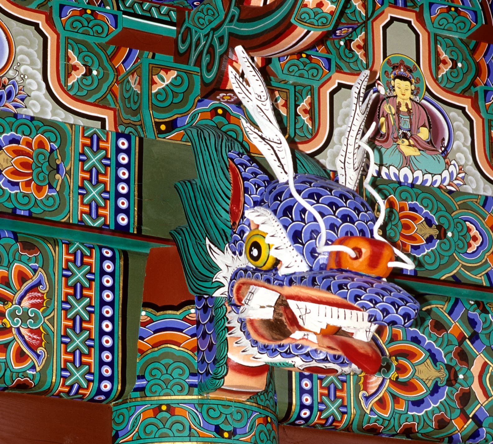 단청과 기와의 조화