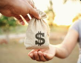 돈을 건네는 사진. 정부지원금 표현