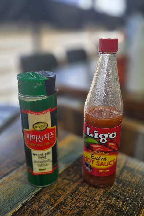 이탈리아피자 파마산치즈와 핫소스