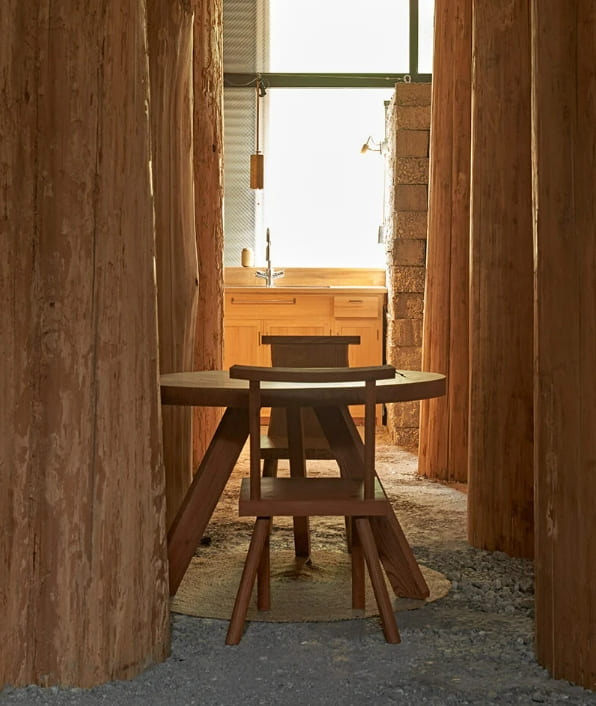 일본 우노의 평화로운 숲 같은 사무실 Large tree trunks arrow through tomoaki uno's peaceful forest-like office in japan