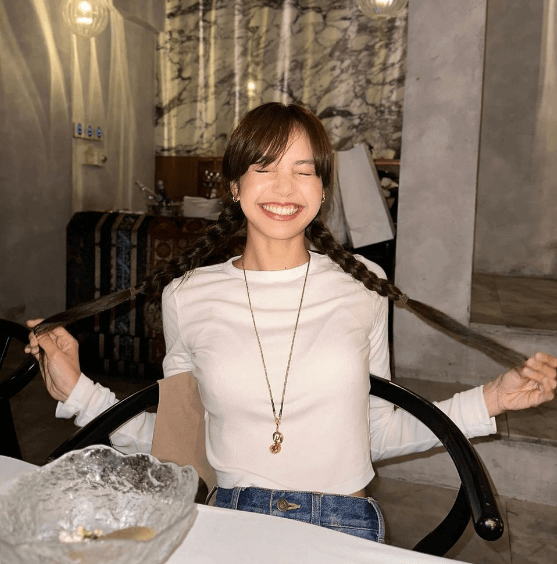 리사가 웃고 있는 사진