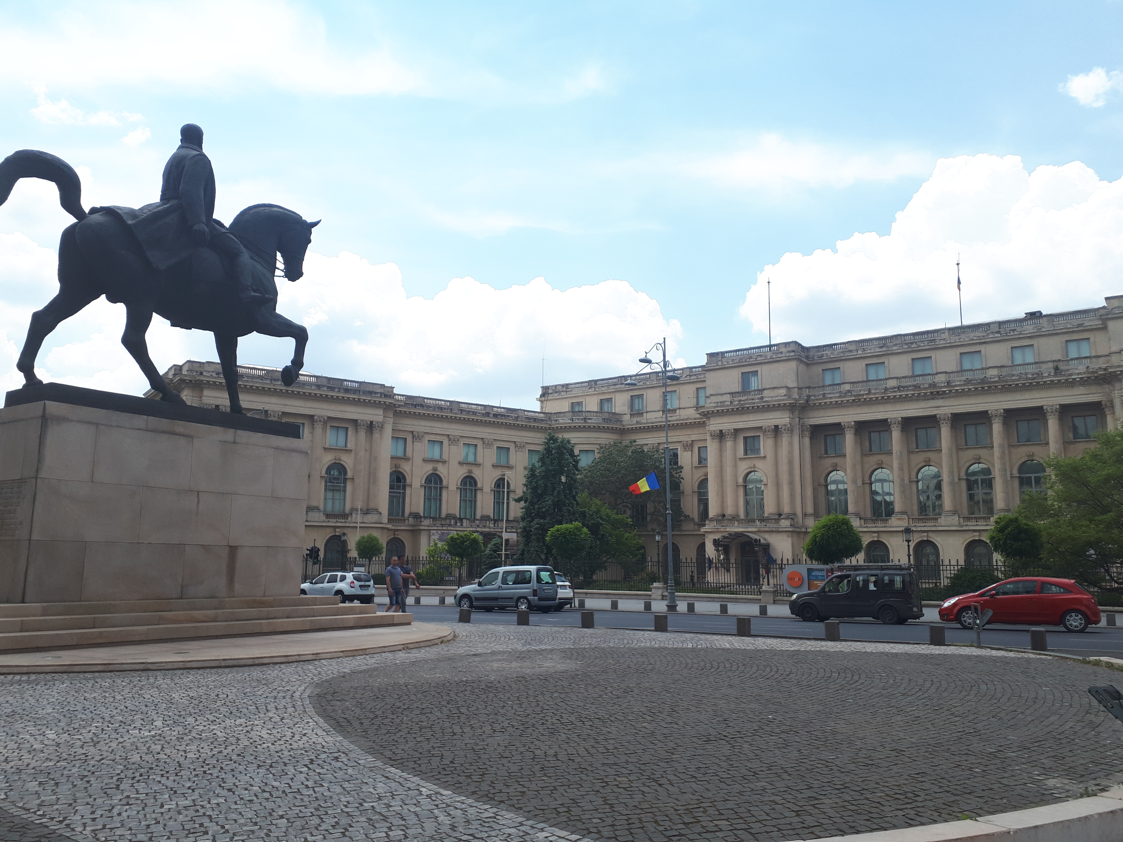 루마니아 부쿠레슈티 카롤 1세 기마상과 맞은편 루마니아 국립 미술관