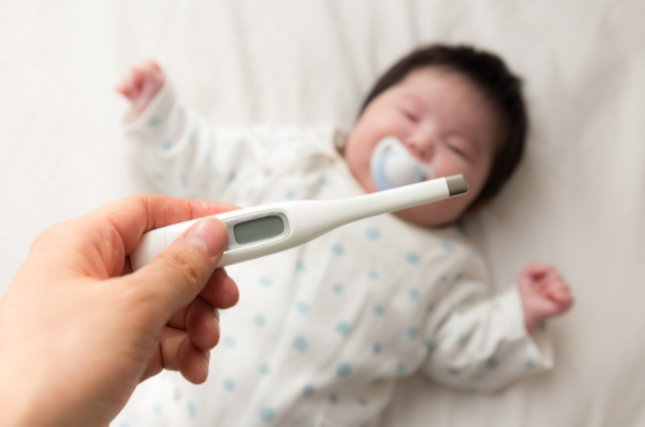 열을재고있는 아기