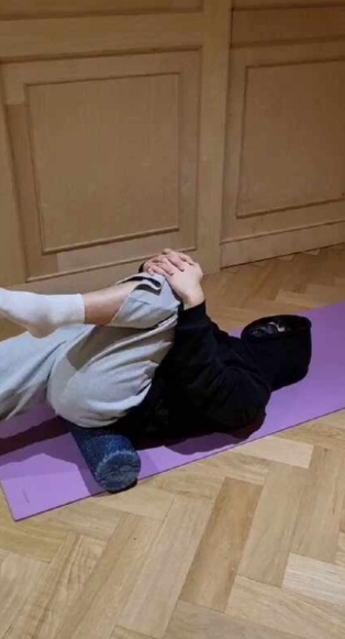 무릎 당기기 스트레칭