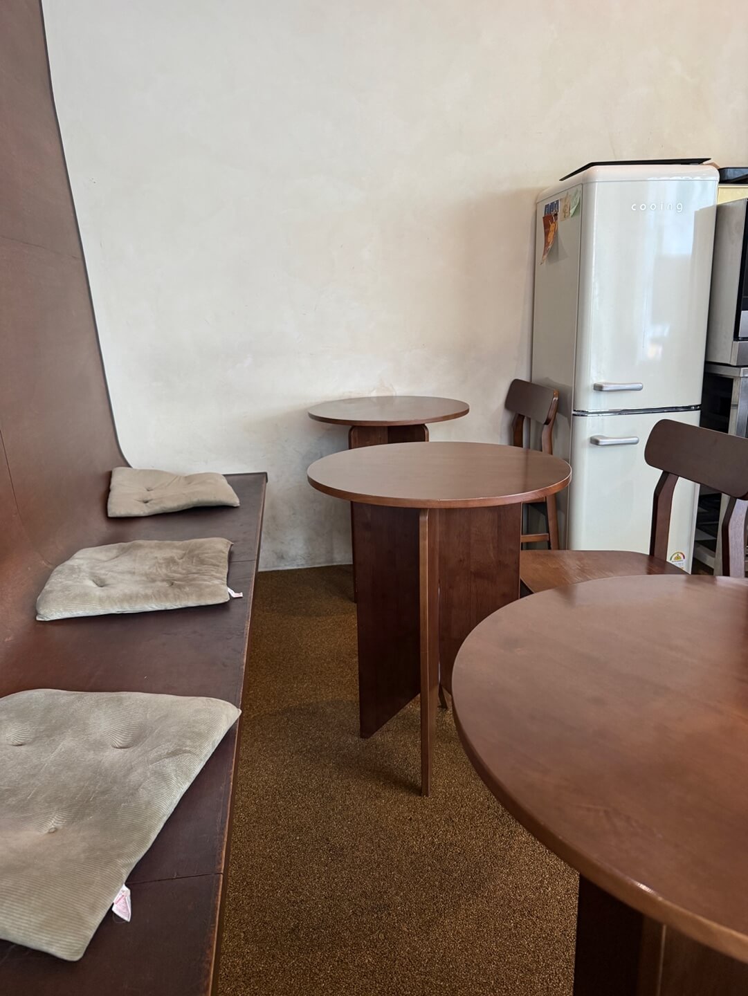 모란 카페 웰로우 내부 우드톤 분위기