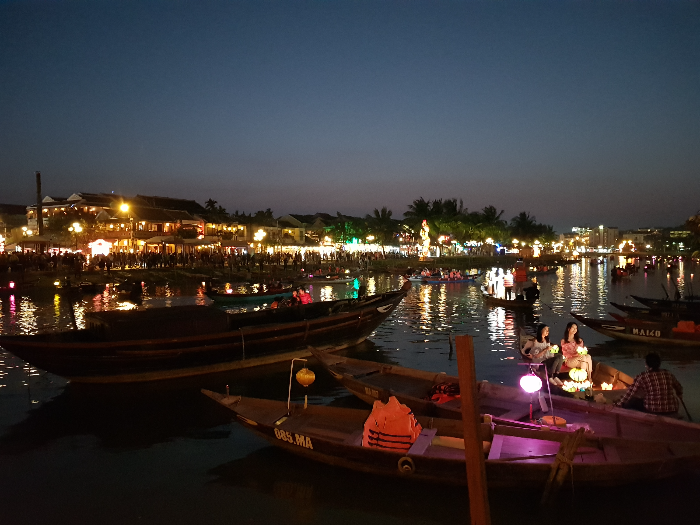 베트남 다낭 호이안 야시장 등불 많아지는사람들 이국적인모습의건물 투본강 소원배