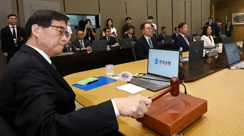 이창용 한국은행 총재가 8월 28일 서울 중구 한국은행에서 열린 금융통화위원회에서 의사봉을 두드리고 있다