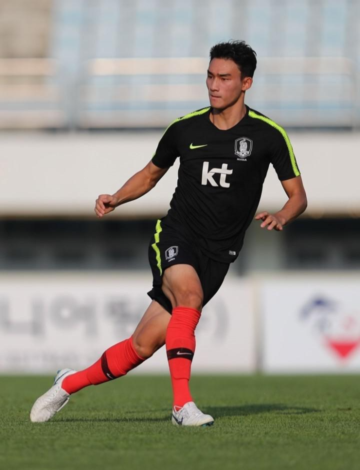 축구선수 조유민 운동장 축구하는 모습