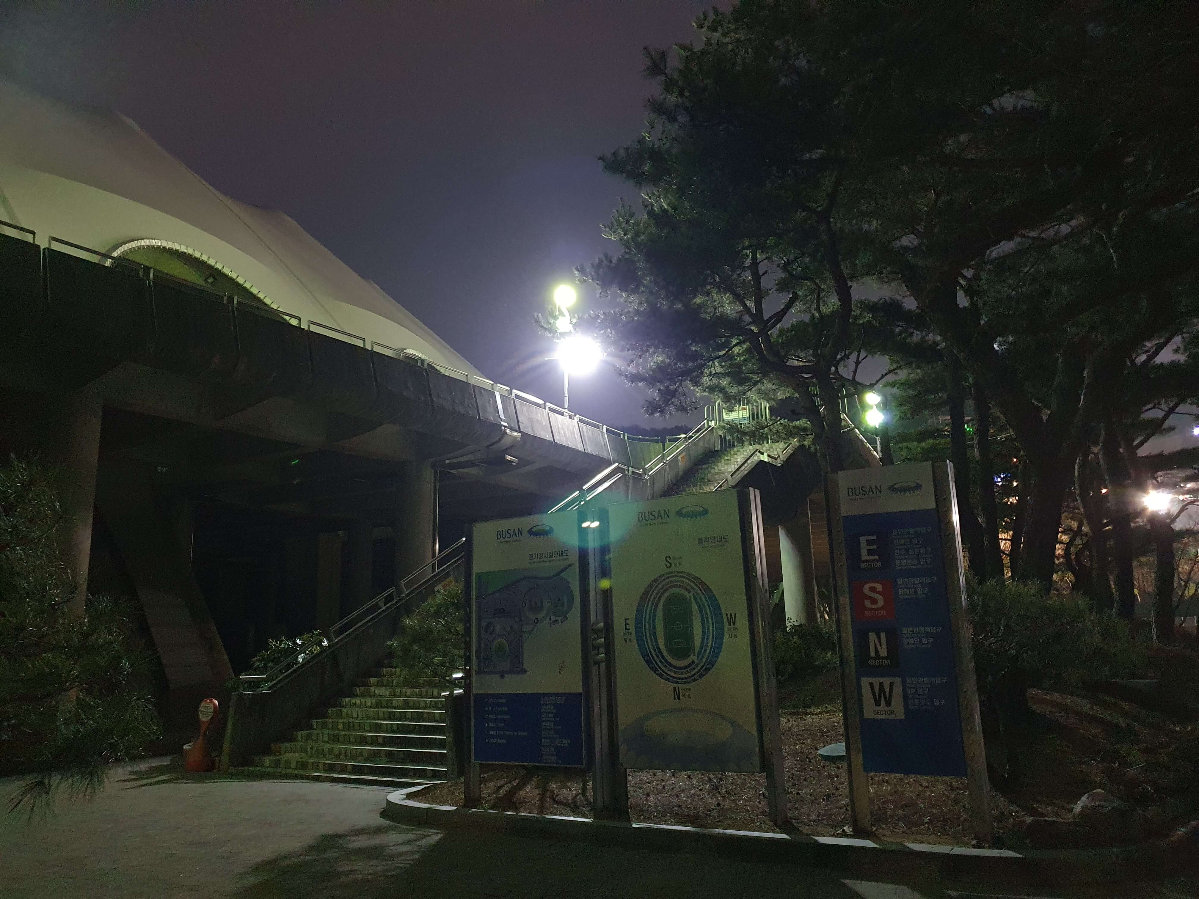 부산 아시아드 주경기장 진입 계단