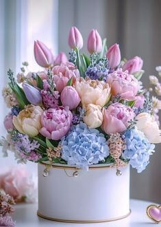 맨드라미-튤립-장미가-꽃병에-곱아져있는-아름다운-모습