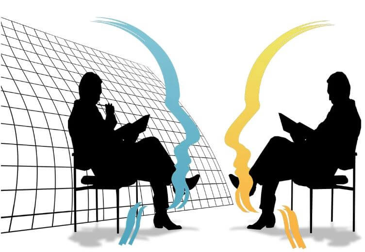 인사고과 서류를 보며 마주 앉아 있는 사람들