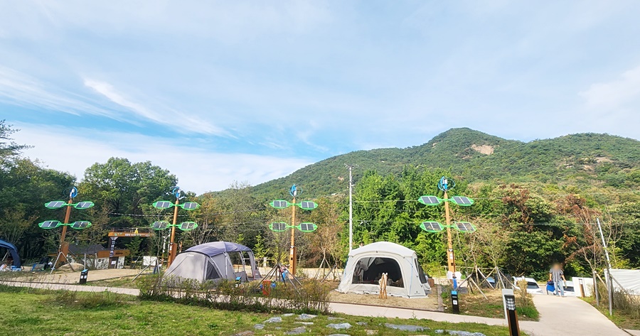 태양광 풍력 발전기와 직접 자전거 패달을 이용하여 전기를 생산할수있는 친환경 전기 생산시설