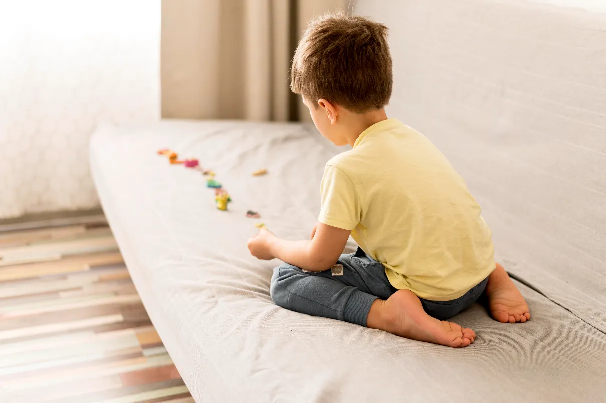 <a href="https://kr.freepik.com/free-photo/little-kid-playing-on-couch_8299867.htm#fromView=search&page=1&position=0&uuid=dd09b1a9-9d89-40ed-bd94-dc23d529b84a">출처 freepik</a>