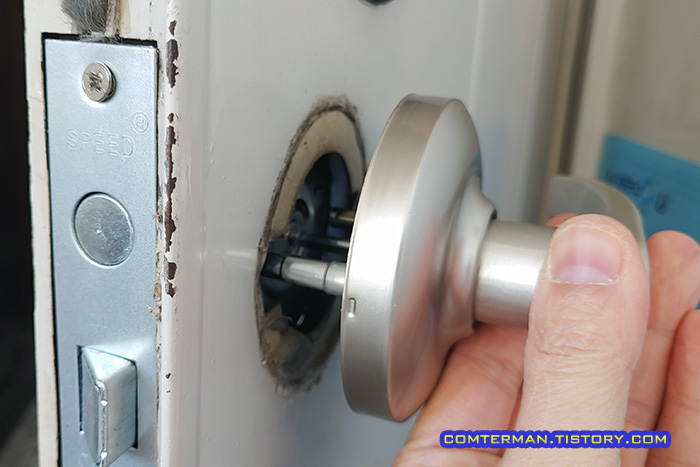 현관문 바깥 손잡이 뭉치 결합