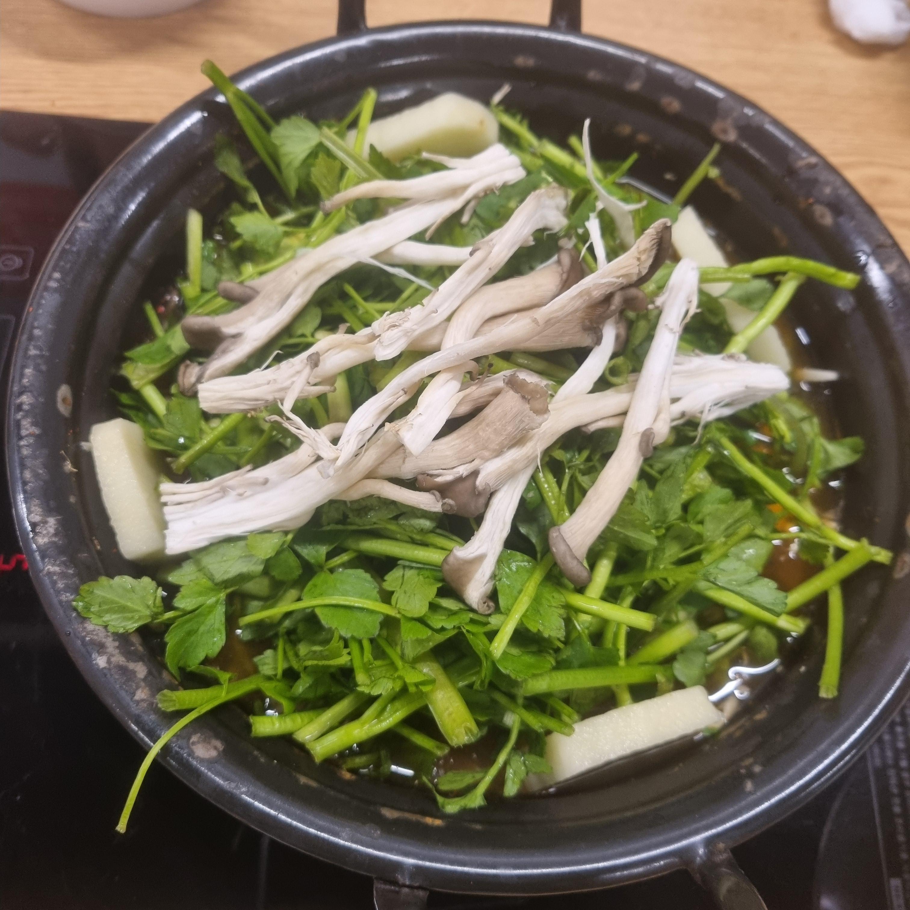 버섯과 미나리 칼국수