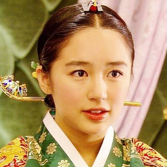 가수-겸-배우-윤은혜