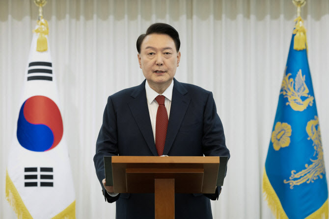 헌재, 尹에 계엄문서 제출 요구&hellip;국무회의 회의록&middot;포고령 1호 포함
