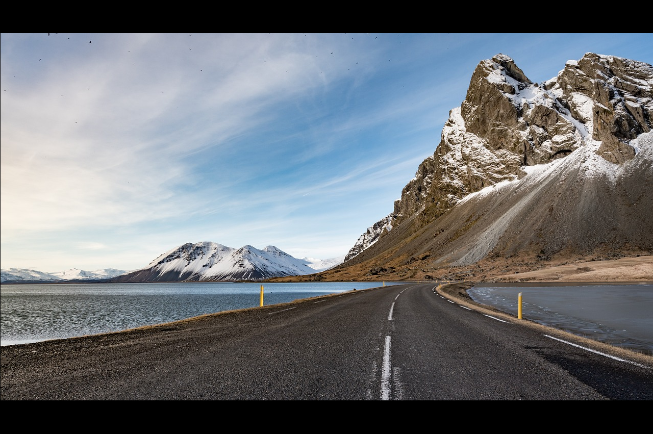 아이슬란드 바다와 도로가 있는 사진
