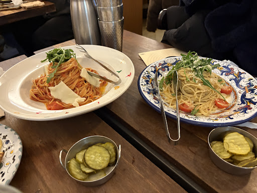 대학로 맛집 Pizzeria O의 토마토 파스타와 오일 파스타. 장식용 루꼴라와 피클이 함께 세팅되어 있는 이탈리안 레스토랑 테이블.