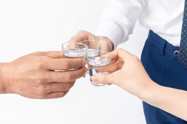 소주-짠-하는-모습