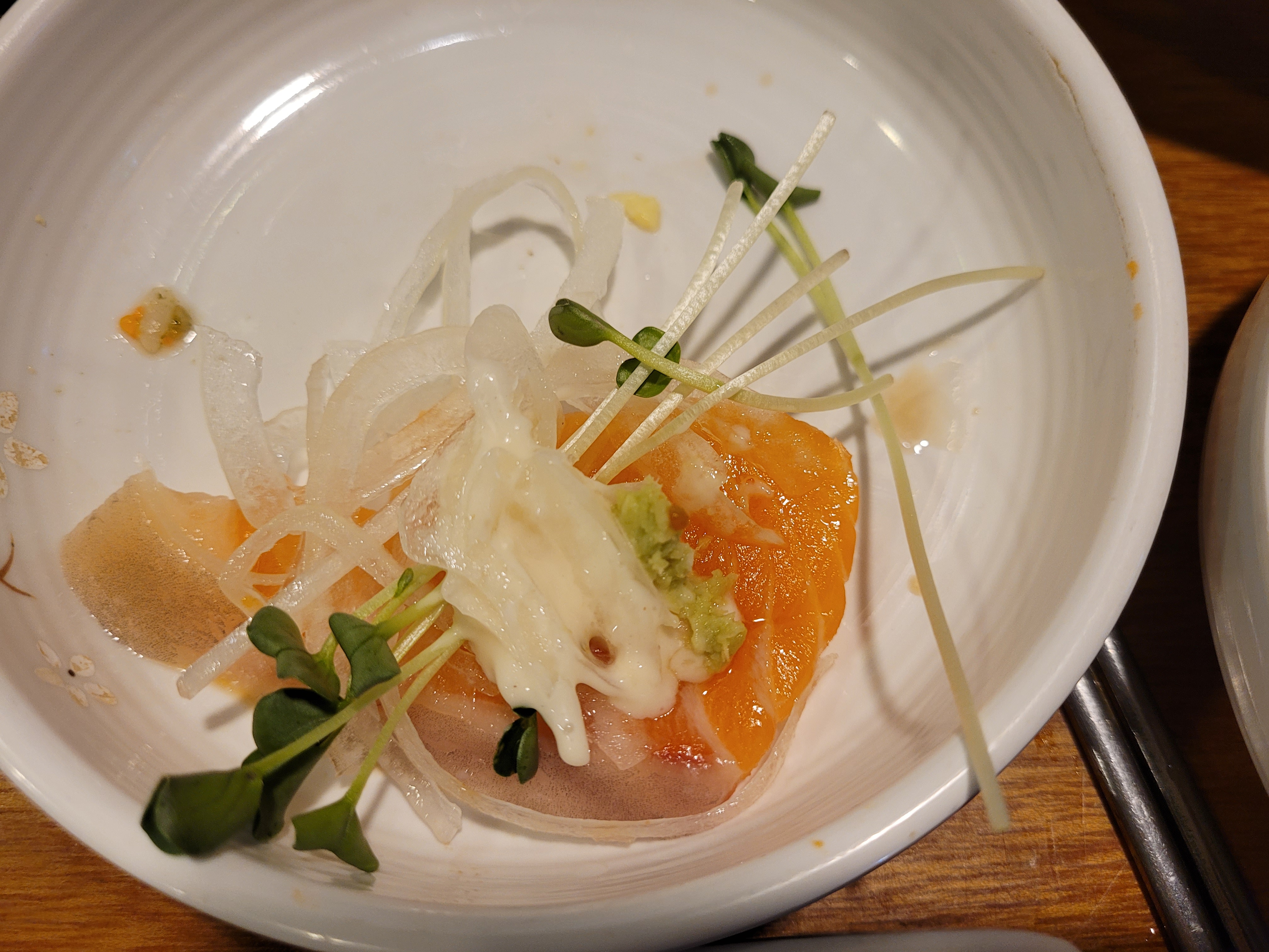 연어회 위에 소스가 올려진 모습