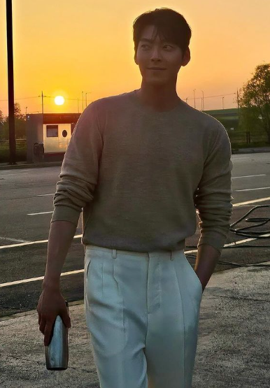 김우빈 프로필 작품활동 연애 신민아 결혼 투병 결별 드라마 영화 넥플릭스