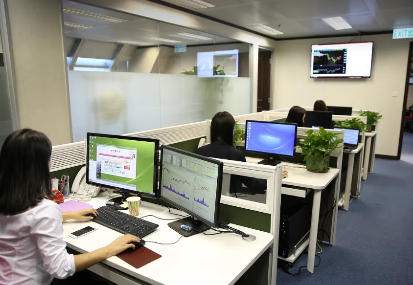 사무실-여자-컴퓨터앞-사진01